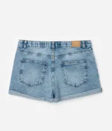 Short mom de jean color celeste con tiro alto, trabillas en la cintura y dobladillo revuelto en las piernas.