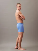 Pack de tres calzoncillos tipo boxer brief Calvin Klein, confeccionados en microfibra suave. Presentan cintura elástica con el logo de la marca y bolsa de apoyo contorneada.