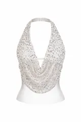 Top halter de malla metálica con incrustaciones de cristales brillantes, diseño con escote profundo y caída drapeada en el frente.