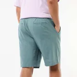 Bermuda ligera de color verde oscuro, de corte recto y diseño liso, con cuatro bolsillos.