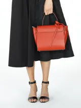 Falda midi negra de tafeta con diseño croco, corte evasé y cinturón fino.