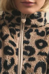 Campera de polar con textura suave y diseño estampado de animal print. Cuenta con cierre frontal completo, cuello alto y bolsillos frontales aplicados.