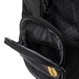 Mochila Caterpillar modelo Bernard Backpack, color negro con patrón geométrico, múltiples compartimentos con cierre, bolsillos laterales de red y mini bolsa desmontable en un lateral.
