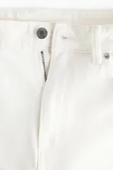 Jean de tiro alto con corte mom slim, confeccionado en denim con leve elasticidad. Presenta diseño de cinco bolsillos, cierre con botón y pierna recta que se ajusta ligeramente hacia el tobillo.