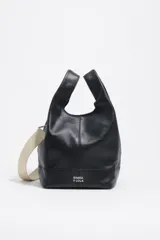 Bolso tipo bucket mediano de Bimba Y Lola, confeccionado en piel vacuna de color negro con estructura blanda. Cuenta con asas de mano fijas, correa de hombro ajustable de color beige, cierre de cremallera y logo metálico impreso en la parte frontal.