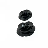 Aros grandes con forma de camelias blancas, de resina brillante.