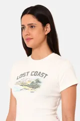 Remera corta color crema con estampado de paisaje y texto "Lost Coast".