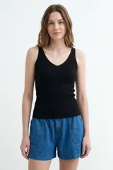 Top de punto rib color blanco, con tirantes finos y escote en V.