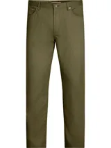 Pantalón chino de corte recto color verde oliva, confeccionado en algodón elástico con tecnología StayFresh™ de Polygiene.