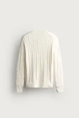 Sweater de punto verde con diseño de trenzas, cuello redondo y manga larga, de corte regular fit y acabados en rib.