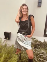 Top de terciopelo color borgoña con detalles dorados, escote cuadrado, breteles finos y volados en los hombros.