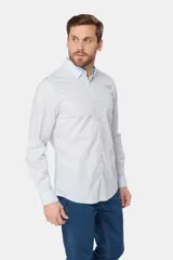 Camisa de hombre color celeste, de manga larga con presilla para enrollar, bolsillo en el pecho y confeccionada 100% en algodón.