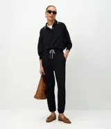 Buzo cerrado de algodón con cuello polo, mangas largas con puños ajustados y detalle de líneas contrastantes en el cuello.