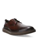 Zapato acordonado de cuero color marrón tabaco, con puntera reforzada y suela de goma con relieve.