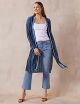 Cardigan largo plisado con estampado a rayas verticales en tonos azules.