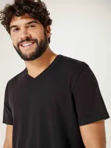 Camiseta de manga corta color rojo con cuello en V.