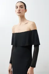 Vestido midi negro con escote bardot, mangas largas de tul y tajo lateral.