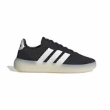 Championes Adidas modelo Barreda Decode, con diseño retro inspirado en el estilo clásico de las gradas. Presentan una parte superior que combina ante y nailon en color negro, con las icónicas tres tiras laterales en blanco y puntera en forma de T. Incluyen una suela tipo cupsole de goma traslúcida que aporta un toque contemporáneo.