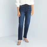 Pantalón de jean azul oscuro, de corte recto y tiro alto.