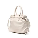 Cartera grande tipo shopper color beige, de diseño estructurado en símil cuero con detalles fruncidos en la parte superior y cordones laterales. Cuenta con doble asa de mano, correa ajustable y removible para el hombro, y aplique metálico con el logo de la marca en el frente.