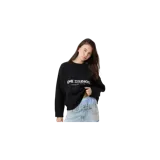 Sweater de punto negro de corte oversize, con cuello redondo y diseño de manga larga. Cuenta con el logotipo de la marca "EME STUDIOS" bordado en el pecho en color blanco, acompañado del texto "curated by ben ice" en cursiva.