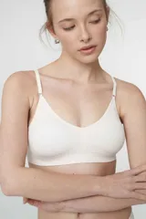 Soutien tipo bralette color beige, sin costuras y sin aro, con copas removibles. Confeccionado en microfibra, tiene breteles regulables y broche doble en la espalda con tres medidas.