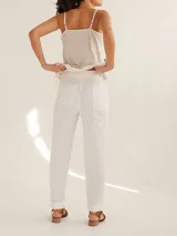 Pantalon de corte cigarette confeccionado en lino, de tiro medio con cierre frontal de boton y bolsillos delanteros tipo parche. Presenta un diseño estructurado con dobladillo en los tobillos.