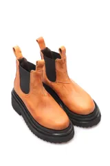 Borcego negro de cuero liso con elásticos laterales y suela de goma.