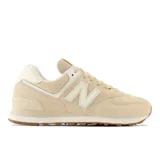 Championes urbanos New Balance modelo 574, color beige con detalles en blanco, confeccionados en gamuza y malla, con logo "N" característico en los laterales y entresuela ENCAP.