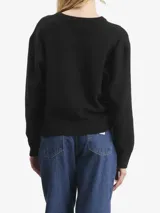 Sweater de punto negro con cuello redondo, manga larga y diseño holgado. Presenta el logo de la marca Carhartt WIP tejido en color blanco en la parte frontal.