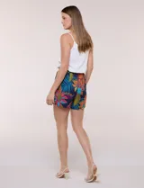 Short de calce relajado de la marca Elie Tahari, con estampado floral tropical multicolor sobre base azul marino. Presenta cintura alta con pretina lisa en el frente y elástico posterior, con perneras holgadas de corte recto.