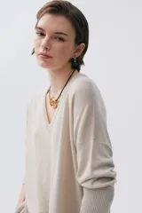 Sweater color arena con escote en V, de tejido de punto de lino y viscosa.