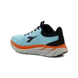 Championes de running Diadora Proton para hombre, color celeste con detalles en negro y naranja.