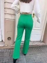 Pantalón de vestir verde esmeralda, de corte recto y tiro alto.