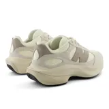 Championes New Balance WRPD Runner unisex, color crema con logo "N" en gris topo, confeccionados en malla, cuero y lana.