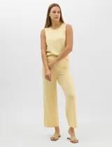 Pantalón tejido de corte recto y diseño fluido, color amarillo, con cintura ancha elastizada.