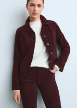 Pantalón de pana estilo flare con tiro medio, cierre de botón y cremallera, trabillas para cinturón y diseño de cinco bolsillos.