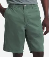 Bermuda de sarga color blanco, de corte recto y diseño básico con bolsillos laterales y traseros.