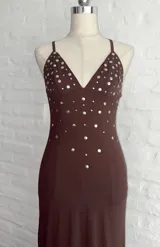 Vestido largo marrón con escote halter y espalda descubierta, con apliques de strass plateados en el corpiño.