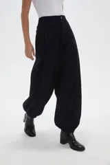 Pantalon de jean estilo barrel, de tiro medio, con bolsillos laterales y botamangas ajustadas con elástico.