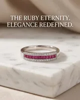Anillo de plata 925 con diseño medio sin fin, engastado con una hilera central de circonias baguette color fucsia y pequeños cristales laterales.