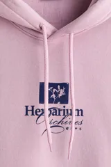 Canguro de algodón con capucha y cordones ajustables, diseño de hombros caídos y bolsillo frontal tipo canguro. Presenta un estampado gráfico en el pecho y puños acanalados.