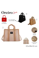 Cartera tipo tote de Las Oreiro, confeccionada en gamuza sintética color beige con detalles de corderito en los bordes y manijas. Incluye un parche frontal con el logo de la marca y correa ajustable extraíble.
