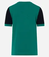 Blusa de viscosa con cuello redondo y mangas cortas. Presenta un diseño de bloques de color contrastantes, con cuerpo en tono malva y mangas en color negro, destacando por sus recortes asimétricos en la sisa.