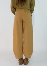 Pantalon de gabardina color beige, de corte holgado y estilo cargo con costuras reforzadas en el ruedo.