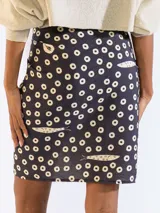 Pareo estampado de diseño floral con predominio de tonos bordó, rosado y marrón.