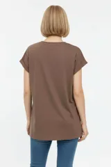 Remera de manga corta de algodón, de corte holgado y cuello a la base. Presenta un estampado frontal en el pecho con forma de corazón y encaje, con la inscripción "La Dolce Vita".