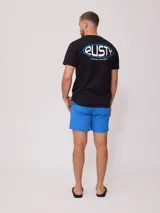 Remera blanca de algodón con logo ovalado de la marca Rusty estampado en el pecho.