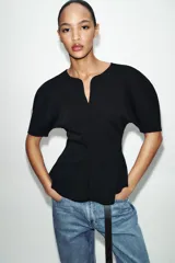 Camiseta negra de cuello redondo con escote en pico, manga corta abullonada y bajo con diseño peplum.