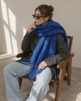 Bufanda extragrande color azul eléctrico, de textura suave y abrigada, con flecos en los extremos.